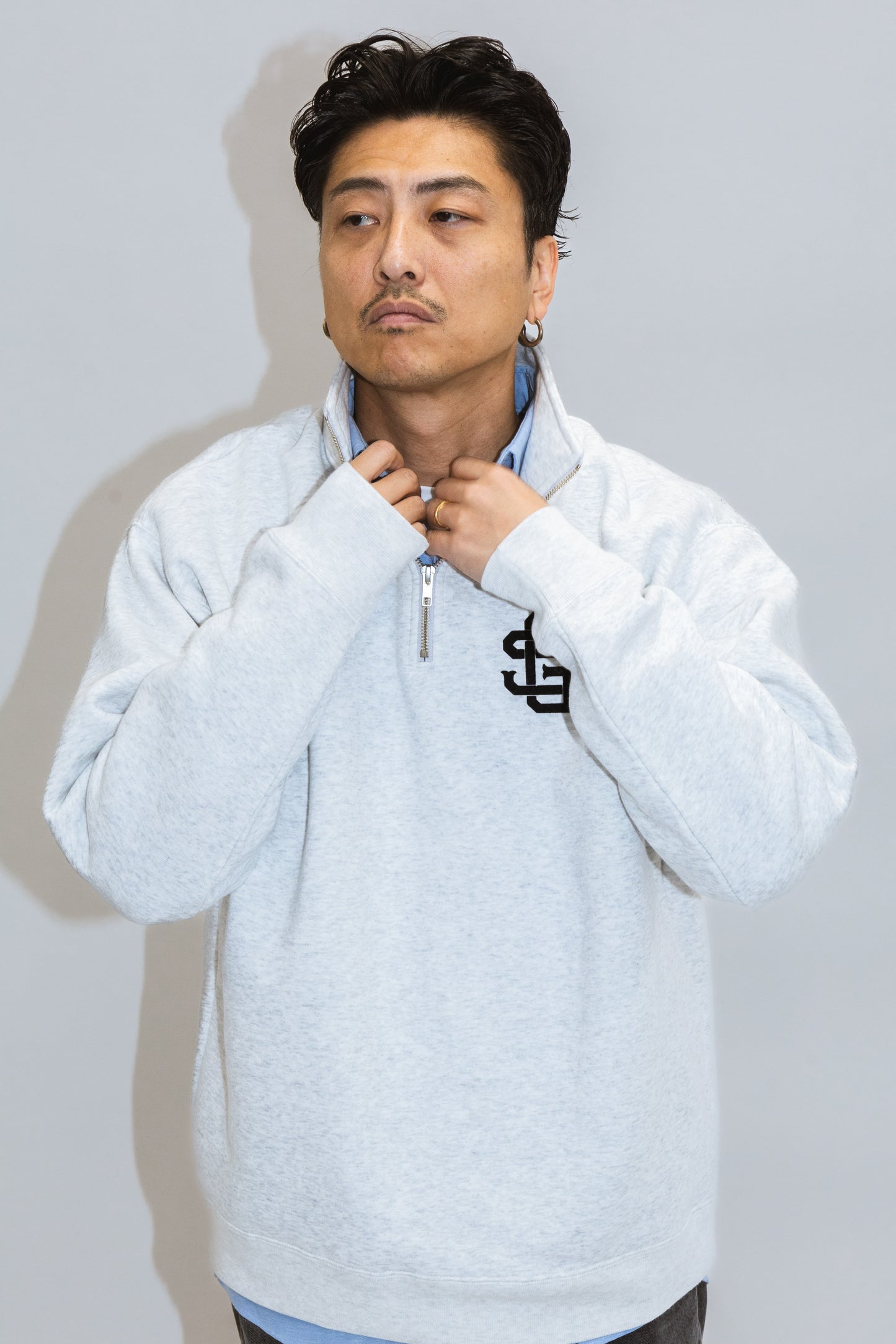 SG EMBLEM QUARTER ZIP SWEATSHIRT