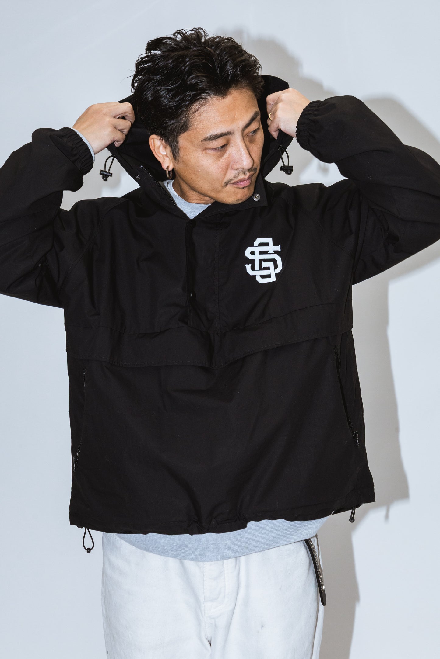 SG EMBLEM PULLOVER ANORAK