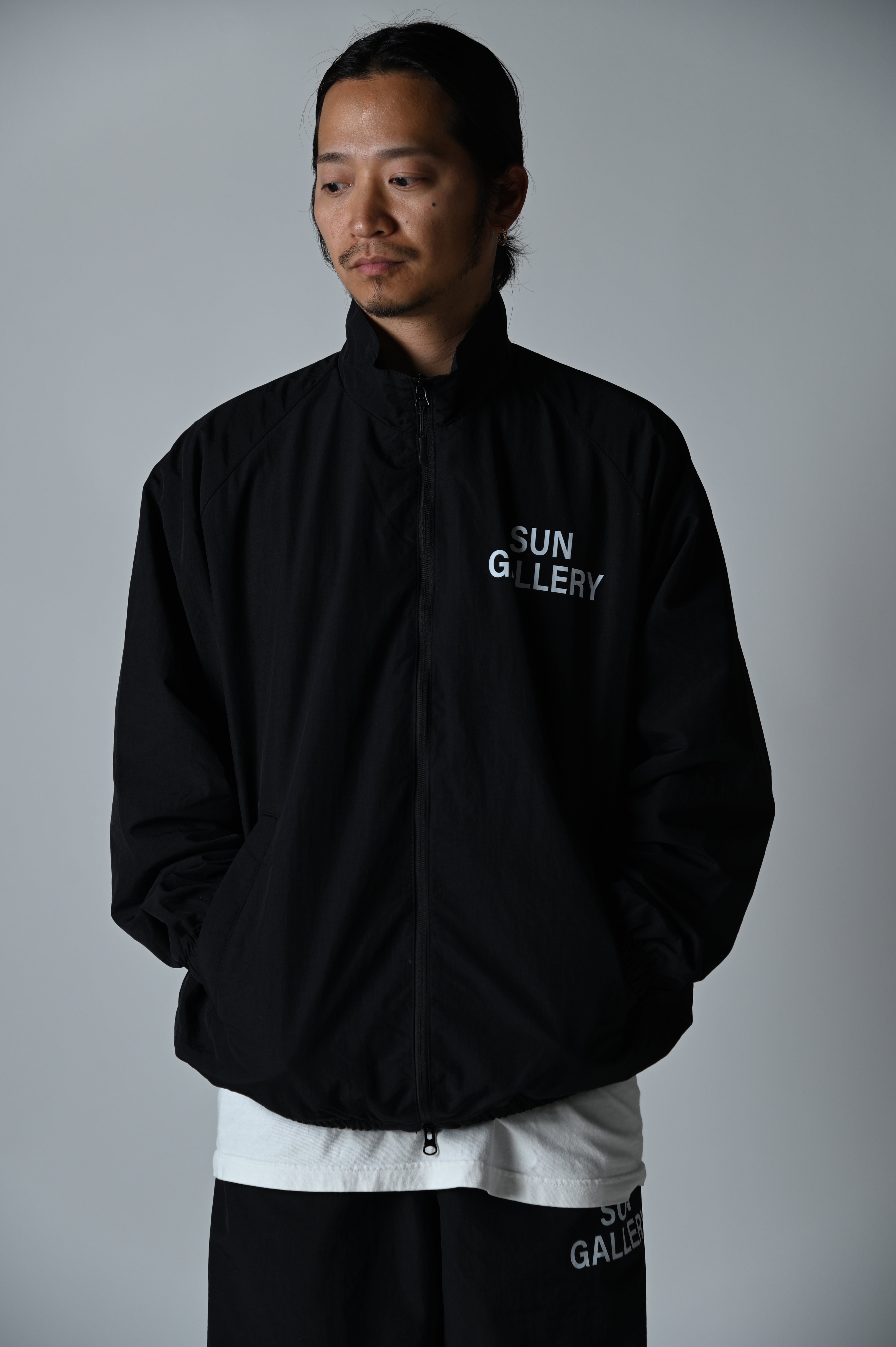 ジャケット・アウター SUNGALLERY NYLON COACH JACKET black SUNGALLERY NYLON TRACK JACKET