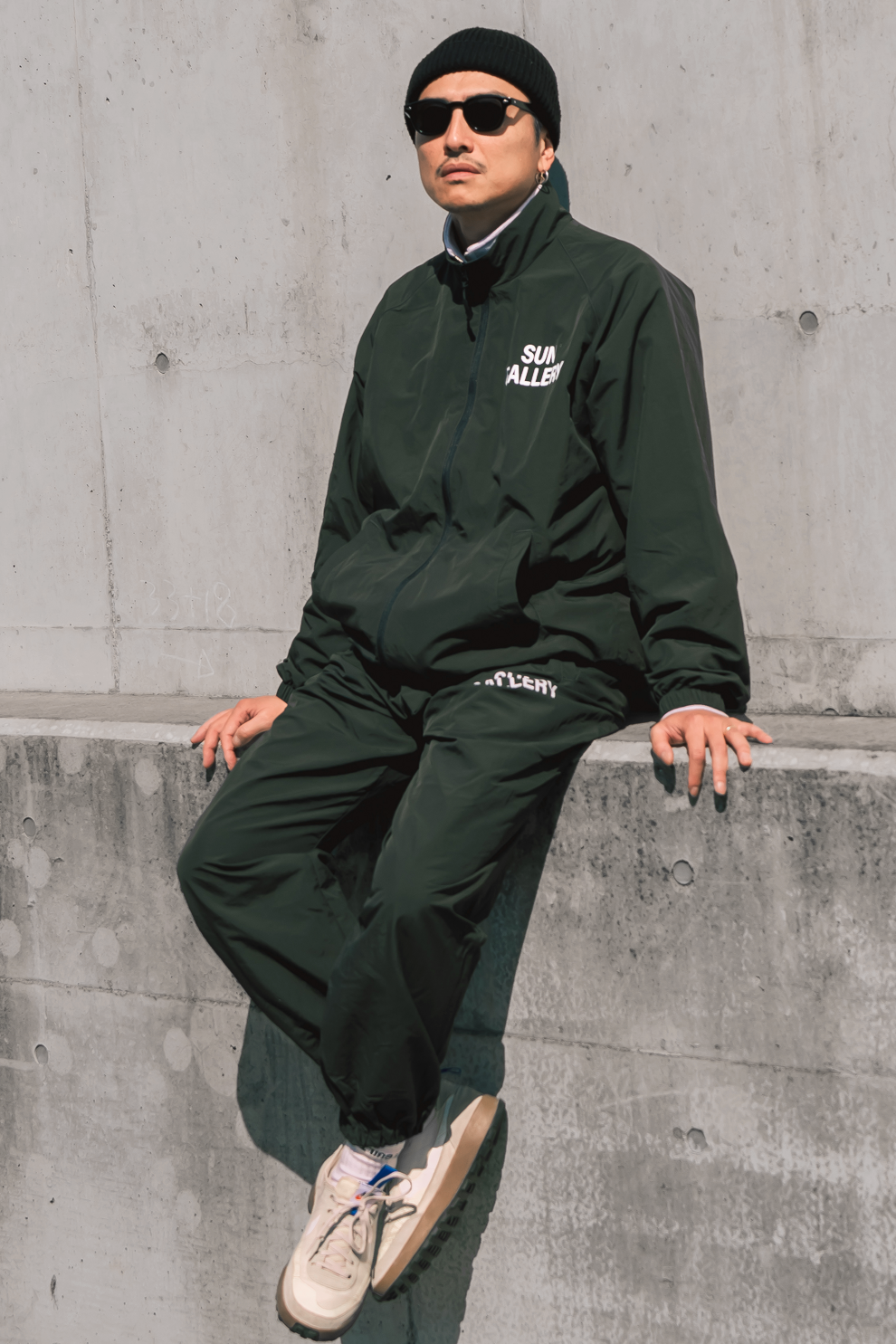 SUNGALLERY ナイロントラックセットアップ (オリーブ×ホワイト)