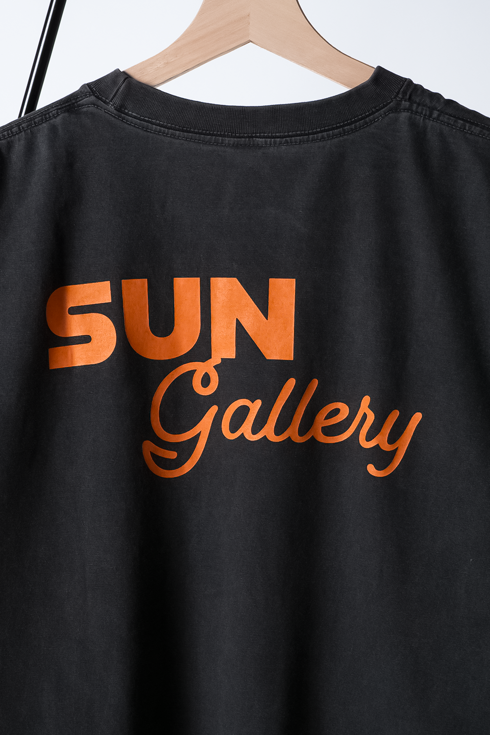 SUNGALLERY "THE TABLE" T-SHIRT