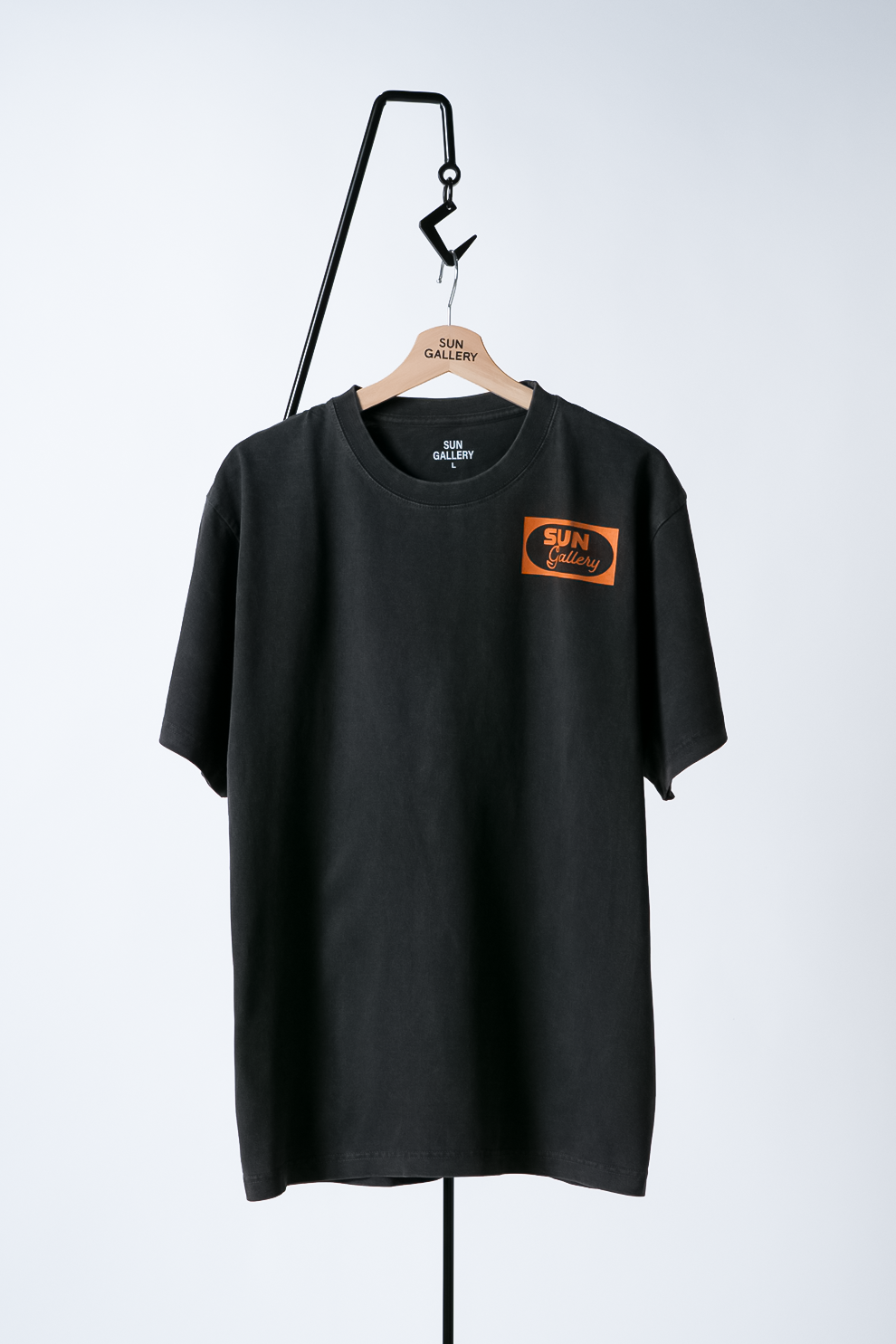 SUNGALLERY "THE TABLE" T-SHIRT