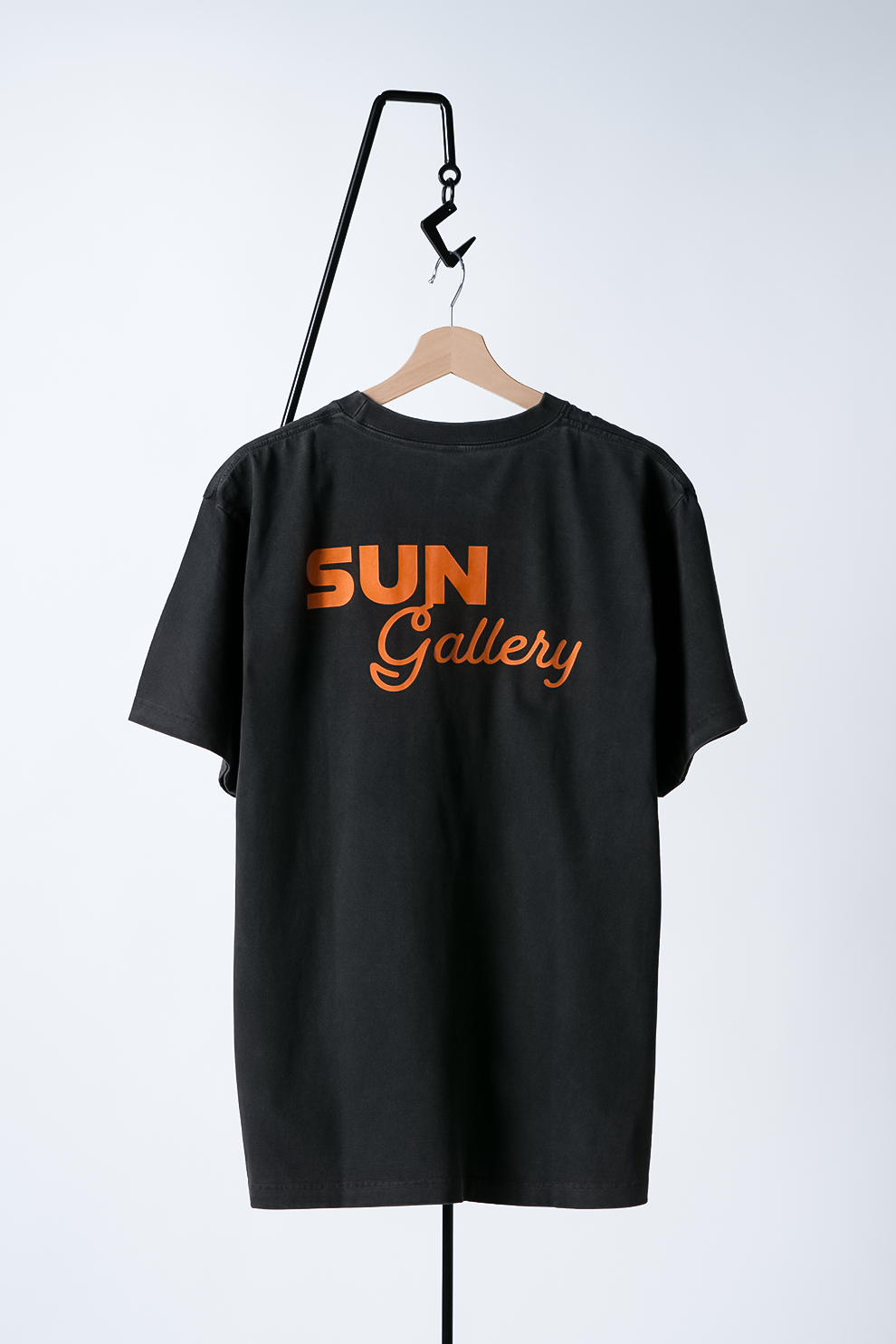SUNGALLERY "THE TABLE" T-SHIRT