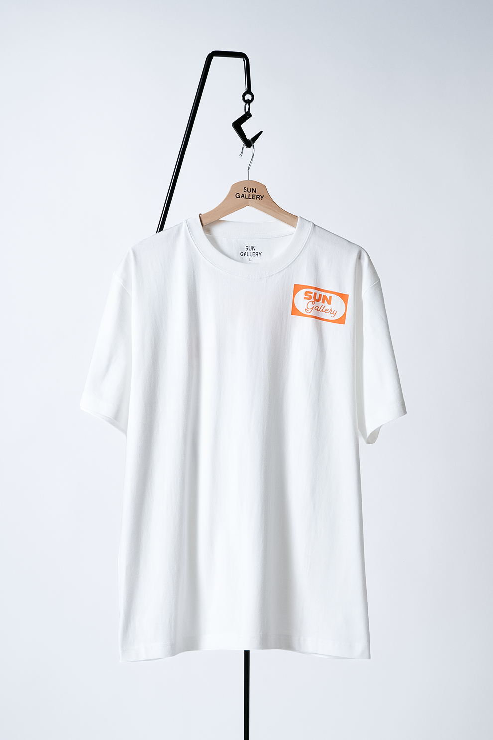 SUNGALLERY "THE TABLE" T-SHIRT